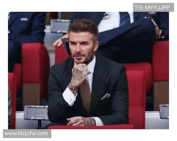 足球明星穿搭时尚解析黑绒毛大衣的魅力与风格展示